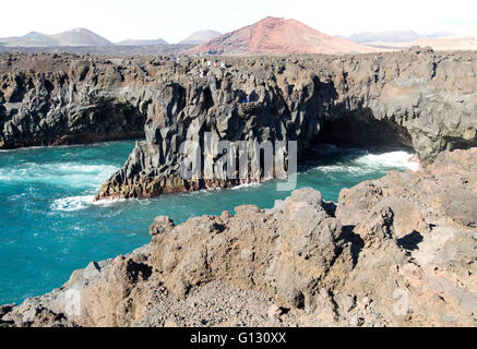 Grotte e fori di soffiaggio costa rocciosa Los Hervideros, Lanzarote, Isole Canarie, Spagna Foto Stock