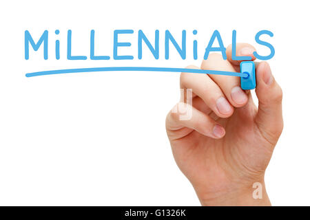 La scrittura a mano millennial con marcatore blu su trasparente scheda di pulizia. Foto Stock