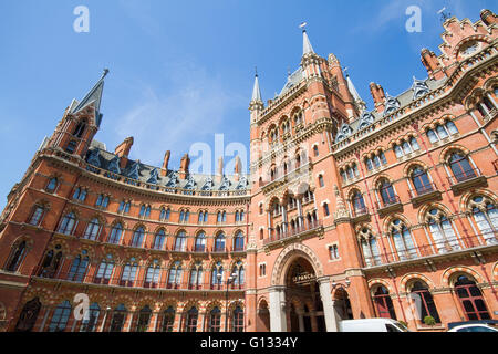 La facciata ricurva e esterno del St Pancras Renaissance hotel di Londra che mostra gli elaborati, gotico dettagli architettonici. Foto Stock