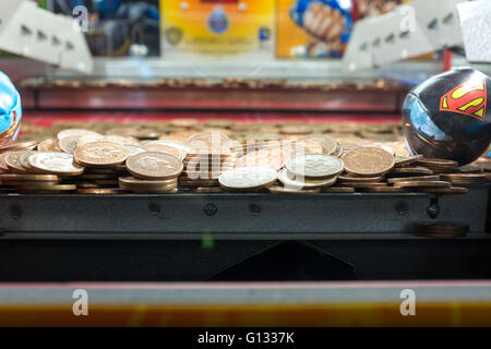 2p gioco arcade in una sala giochi sul lungomare di Morecambe, Regno Unito Foto Stock