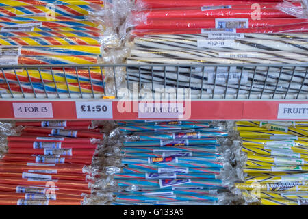 Seaside rock in un negozio a Morecambe Lancs REGNO UNITO Foto Stock