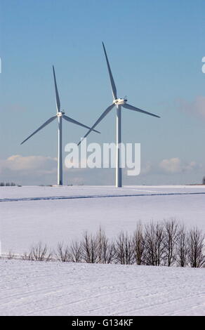 AJAXNETPHOTO - dicembre 2009. La Francia. - Turbine eoliche Vestas generano elettricità per villaggi locali nella neve paesaggio legato vicino HESDIE, nel nord della Francia. Foto:JONATHAN EASTLAND/AJAX REF:92212 3113 Foto Stock