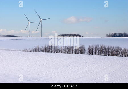 AJAXNETPHOTO - dicembre 2009. La Francia. - Turbine eoliche Vestas generano elettricità per villaggi locali nella neve paesaggio legato vicino HESDIE, nel nord della Francia. Foto:JONATHAN EASTLAND/AJAX REF:92212 3118 Foto Stock