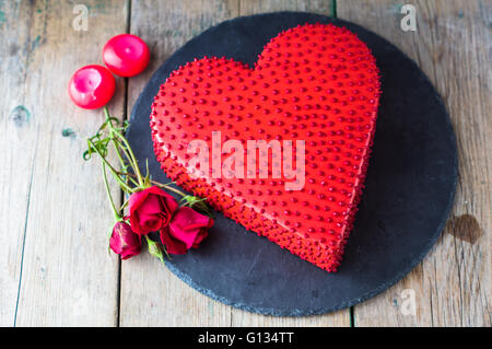 Calore rosso a forma di torta al cioccolato per San Valentino festa Foto Stock