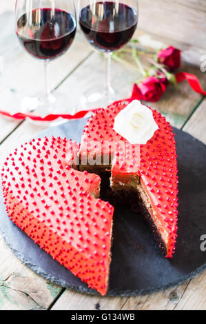 Calore rosso a forma di torta al cioccolato per San Valentino festa Foto Stock