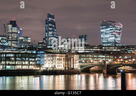 Città di grattacieli di Londra di notte Foto Stock