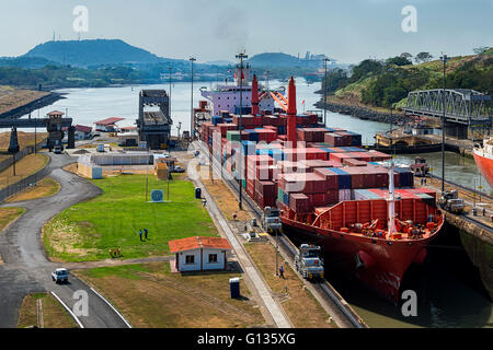 Canale di Panama, Panama - Marzo 3, 2014: una nave da carico immettendo il Miraflores Locks nel Canale di Panama in Panama Foto Stock