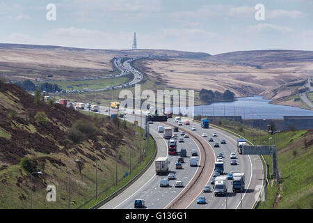 Il traffico passa Booth serbatoio di legno sull'autostrada M62, in una giornata di sole, vicino a Huddersfield, nello Yorkshire, Inghilterra, il 4 maggio 2016 Foto Stock