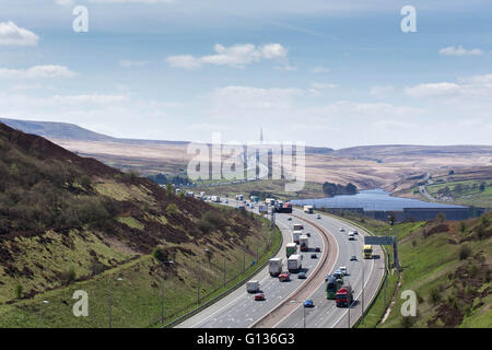 Il traffico passa Booth serbatoio di legno sull'autostrada M62, in una giornata di sole, vicino a Huddersfield, nello Yorkshire, Inghilterra, il 4 maggio 2016 Foto Stock