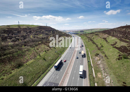 Il traffico passa Booth serbatoio di legno sull'autostrada M62, in una giornata di sole, vicino a Huddersfield, nello Yorkshire, Inghilterra, il 4 maggio 2016 Foto Stock