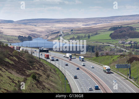 Il traffico passa Booth serbatoio di legno sull'autostrada M62, in una giornata di sole, vicino a Huddersfield, nello Yorkshire, Inghilterra, il 4 maggio 2016. Foto Stock