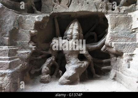 Scultura di Ravana a Tempio Kailasanatha (cave 16) a Grotte di Ellora, Aurangabad , Maharashtra, India Foto Stock