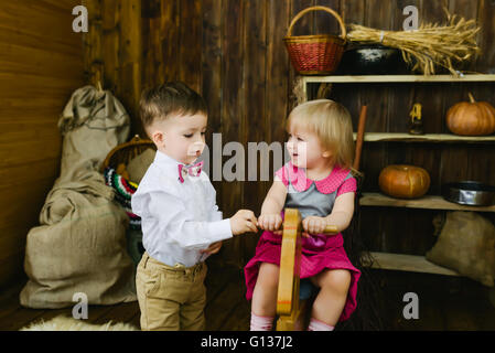 I bambini in sella a un cavallo di legno Foto Stock