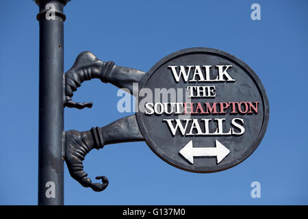 A piedi le pareti di Southampton sign in Southampton, Hampshire, Regno Unito Foto Stock