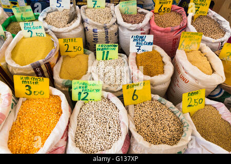 Multi colore bulk di legume sacco per la vendita a livello locale Beykoz aperto il mercato pubblico in Beykoz, Istanbul, Turchia Foto Stock