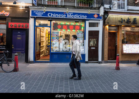 La medicina cinese e agopuntura a Londra in area di Chinatown Foto Stock