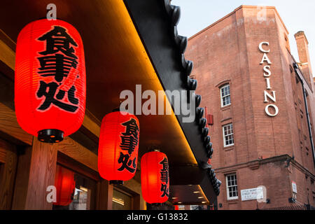 Gli acquirenti della finestra scegliere la loro cena cinese a Londra in area di Chinatown Foto Stock