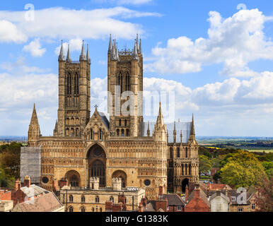 La parte anteriore della Cattedrale di Lincoln. Ponteggio presente sul NW angolo. Visto dalle pareti del Lincoln Castle. Foto Stock