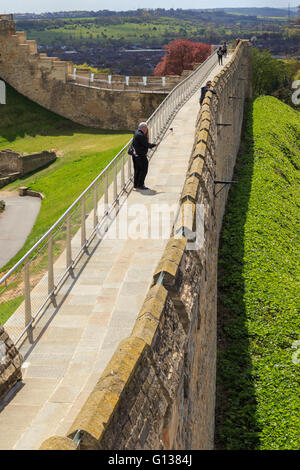 L'età media di un uomo e di una donna prendere un selfie foto utilizzando la fotocamera sulla estremità del bastone selfie, sulle pareti del Lincoln Castle. Foto Stock