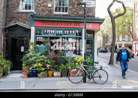 Esterno di Pollock's Toy Museum di Fitzrovia nel central London, England, Regno Unito Foto Stock