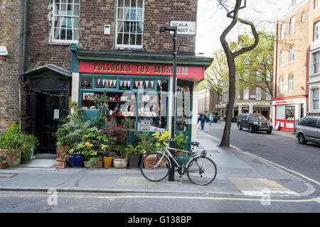 Esterno di Pollock's Toy Museum di Fitzrovia nel central London, England, Regno Unito Foto Stock