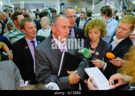 Newtownabbey. L'Irlanda del Nord. 06 Maggio 2011 - Mitchell McLaughlin (Sinn Fein) è eletto il primo conteggio per South Antrim su ciò che potrebbe essere la sua ultima elezione prima di salire verso il basso dalla politica. Foto Stock