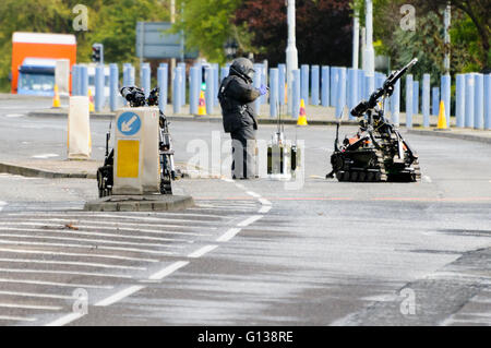 Belfast, Irlanda del Nord. 07 ott 2011 - Esercito Technical Officer effettuare esplosioni controllate su un dispositivo sospetto con l assistenza di due "carriola' controllata in remoto di robot, e segnale ECM attrezzature di impuntamento. Foto Stock