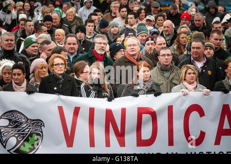 Londonderry, Irlanda del Nord. 30 gen 2011 - Gerry Adams e Martin McGuinness portare quello che avrebbe dovuto essere l'ultima ufficiale Bloody Sunday marzo commemorative. Poiché questo, marche si sono svolti ogni anno. Foto Stock