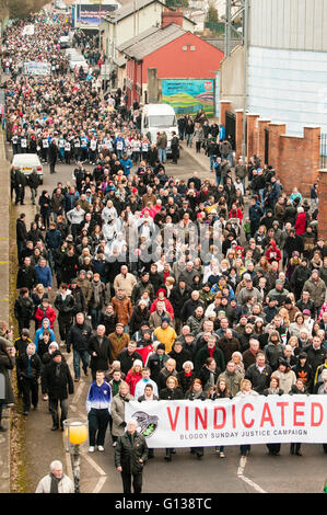 Londonderry, Irlanda del Nord. 30 gen 2011 - Gerry Adams e Martin McGuinness portare quello che avrebbe dovuto essere l'ultima ufficiale Bloody Sunday marzo commemorative. Poiché questo, marche si sono svolti ogni anno. Foto Stock