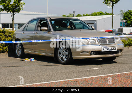 Mallusk, Irlanda del Nord. 04 Maggio 2011 - Un Rover 75 auto è trattenuta durante una criminalità organizzata incidente. Foto Stock