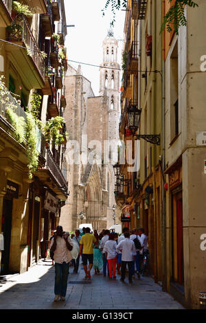 Carrer de l'Argenteria e sullo sfondo la Basilica di Santa Maria del Mar. Barcelona, Catalogna, Spagna, Europa Foto Stock