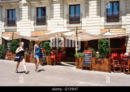 Due turisti a piedi sul terrazzo di un ristorante. Barcellona, in Catalogna, Spagna, Europa Foto Stock