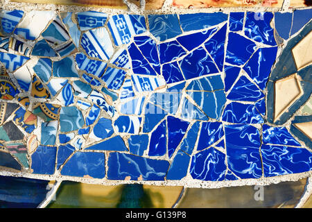 Gaudí lavoro di mosaico sulla terrazza principale. Park Güell è un parco pubblico sistema composto di giardini ed elementi architettonici. Foto Stock