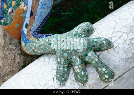 Dettaglio, Gaudí mosaico multicolore salamander, popolarmente noto come 'el drac' - il drago, presso l'entrata principale. Parco Güell Foto Stock