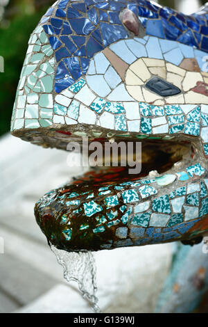 Dettaglio, Gaudí mosaico multicolore salamander, popolarmente noto come 'el drac' - il drago, presso l'entrata principale. Parco Güell Foto Stock