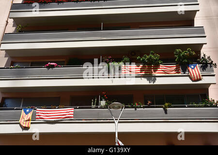 Indipendenza bandiere appesi sui balconi. Barcellona, in Catalogna, Spagna, Europa Foto Stock