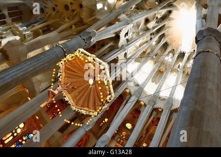 Altare Maggiore, Basilica e chiesa espiatorio della Santa Famiglia, Basílica i Temple Expiatori de la Sagrada Família, Barcellona Foto Stock