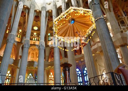 Altare Maggiore, Basilica e chiesa espiatorio della Santa Famiglia, Basílica i Temple Expiatori de la Sagrada Família, Barcellona Foto Stock