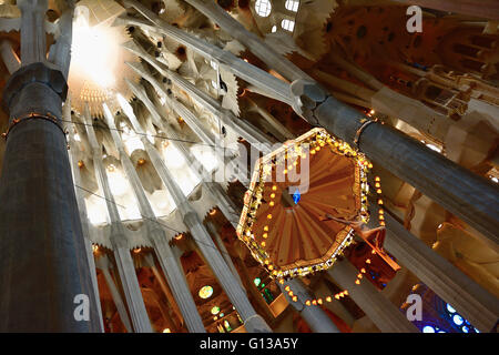 Altare Maggiore, Basilica e chiesa espiatorio della Santa Famiglia, Basílica i Temple Expiatori de la Sagrada Família, Barcellona Foto Stock