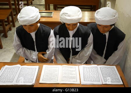 Modello di una classe all'interno della scuola Al-Ahmadiya Museum, ragazzi studiano il Corano, Deira, Dubai, UAE Foto Stock