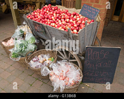 Coltivate localmente le mele in inglese per la vendita in vecchio stile in legno carrello apple, Farm Shop, Doddington, Lincolnshire, Inghilterra, Regno Unito. Foto Stock