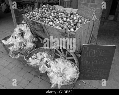 Coltivate localmente le mele in inglese per la vendita in vecchio stile in legno carrello apple, Farm Shop, Doddington, Lincolnshire, Inghilterra, Regno Unito. Foto Stock