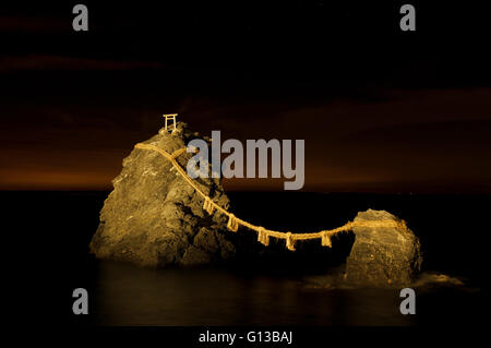 Meoto Iwa o l'Amato-e-amato rocce, sono un paio di piccole pile roccioso nel mare di Futami, Mie, Giappone Foto Stock