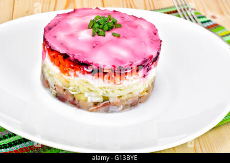 Shuba russo con insalata di barbabietola, patate, carote e Aringa Foto Stock