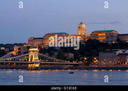 Vista del ponte della catena e la Collina del Castello con la Galleria Nazionale durante la mostra dedicata a Picasso a Budapest al crepuscolo Foto Stock