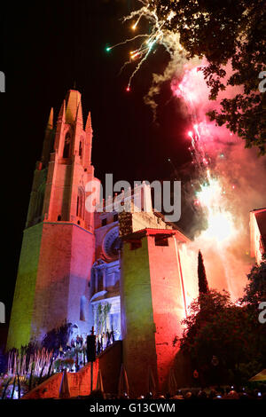 Fuochi d'artificio durante il festival dei fiori accanto alla Cattedrale di San Felice nella città catalana di Girona, Spagna Foto Stock