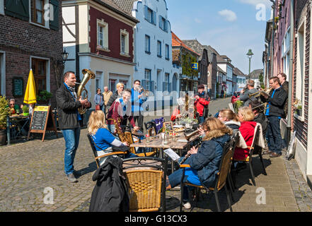 Il tedesco brass band a giocare in strada wachtendonk, Basso Reno, NRW, Germania Foto Stock