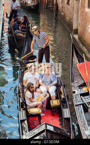 In barca a vela con la famiglia in gondola a Venezia Foto Stock