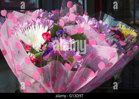 Bouquet di fiori freschi in omaggio avvolto in carta pois rosa per la vendita al mercato locale di Bridgeland Foto Stock