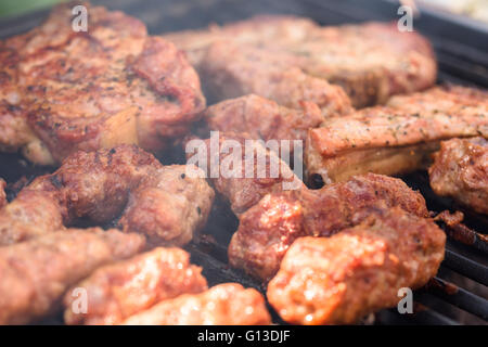 Tradizionale rumena Barbecue con carne di maiale rotoli (Mici o Mititei) Foto Stock